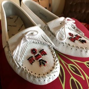 Minnetonka Moccasin White 10 Thunderbird